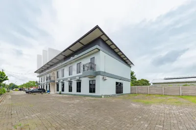 Zumo Home Tegal Mitra RedDoorz Hôtels à : East Tegal