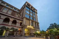 Sunday Hotel & Convention Centre by CheckIn, Vadodara - พร้อมอาหารเช้า