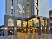 V32 Hotel 짜뚜짝 주변 호텔