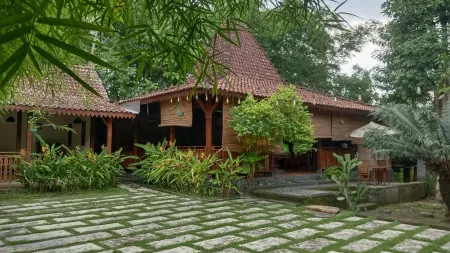 D'joglo Riverside Villa Отели в г. Piyungan