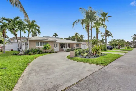 6 Br with Heated Pool Close to Beach