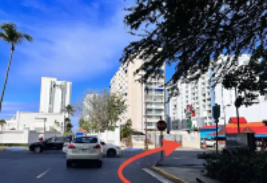 Fully Remodeled condo a few steps to beach Free parking WiFi