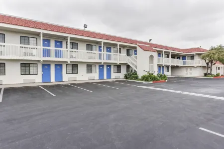 Motel 6 Salinas, CA - North Monterey Area Отели рядом с достопримечательностью «Салинас»