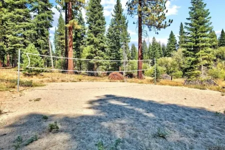 Tahoe Alpine Escape: 2Br/2BA, Sleeps 7, Kids & Pets Welcome Отели в г. Carnelian Bay