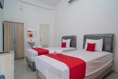 RedDoorz Near RS Mitra Keluarga Waru Hotels near Indomaret Wage