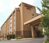 ハンプトン イン モーガンタウン モーガンタウン公共図書館周辺のホテル