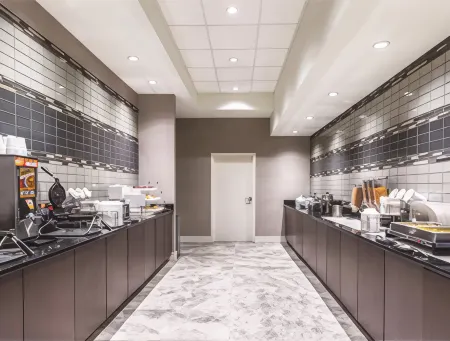 La Quinta Inn & Suites by Wyndham Cincinnati Sharonville Отели рядом с достопримечательностью «Уинтон Вудс»