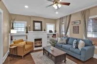 Broadmoor 3 Bed Pet Friendly Fenced Backyard