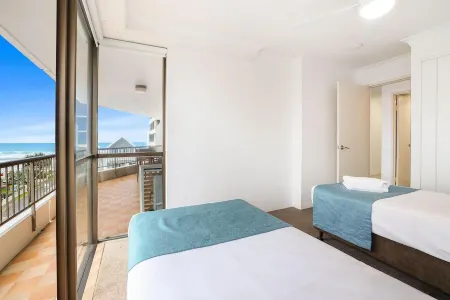 Main Beach Views! Отели рядом с достопримечательностью «Мейн Бич»