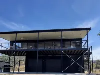 Large home on the water with boat ramp and jetty Hotels in Mannum
