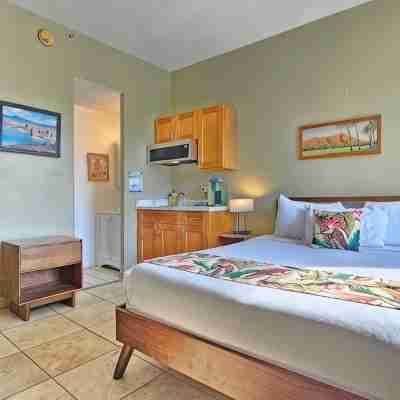 The "Hula’s Hideaway" just 20' to the Bar! Waikiki Grand Hotel® 2nd Floor studio Rooms