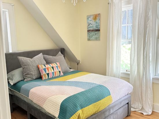 Best Location Close to Downtown Minutes from Acrisure Amphitheater, VA Arena!