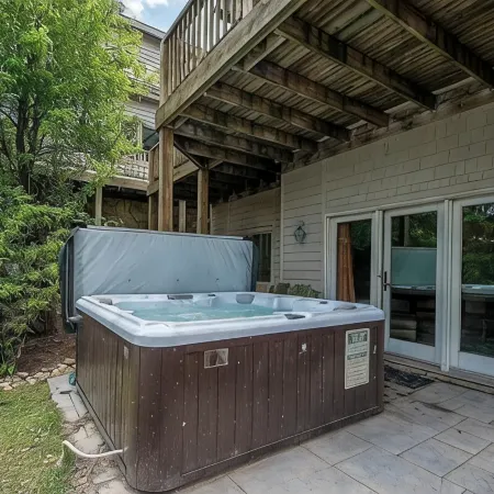 Lake Views! HOT TUB! Walk to Lake Rentals, Coffee & Eats. Minutes to Everything!