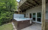 Lake Views! HOT TUB! Walk to Lake Rentals, Coffee & Eats. Minutes to Everything! - Chalets