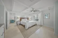 Newly Renovated Large 4BR w/ Pool - Walk to Gated beach - 4 stjerner