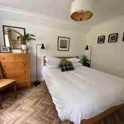 Stunning cottage, 3-beds, 2-baths, 2 sitting rooms. Fenced garden, dogs welcome. Rooms