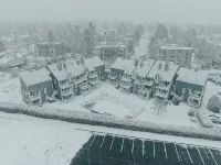 Luxurious condo in downtown Magog with wood fireplace and pool Hotels in Magog
