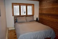 Cozy 4-bedroom chalet with WiFi, AC, fireplace in adventurous Mad River Valley - 3-Star