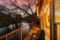 Toccoa Riverside Cabin: Pet-Friendly, Hot Tub, Firepit & Prime Fishing Retreat - 샬레 호텔