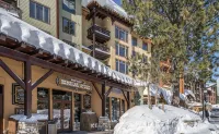 Spacious, top floor, tree views, tastefully remodeled condo, in The Village - 4-نجوم