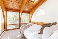 White Cap Cabin, Dog Friendly Chalet Including a Game Room, Hot Tub, Fireplace