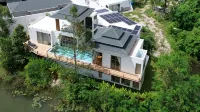 Lakefront 5BR Luxury Villa, Elevator, Pool, Cinema Hotels in Boat Lagoon