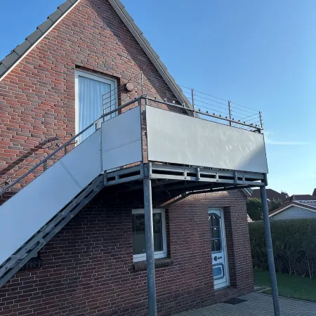 Apartment Lüttje Amselnüst - central location directly on the dike with balcony