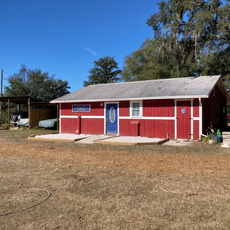 Charming 1-bedroom cottage in delightful Brooksville with AC, WiFi