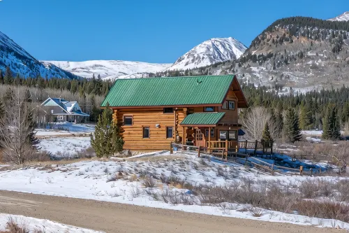 Stunning cabin on 4 acres of land near Breck, mountain views and on-site creek