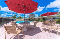 Steps to Siesta Key Beach!  Pool, Tennis Court, Shuffle Board, Pickle Ball! - مسبح