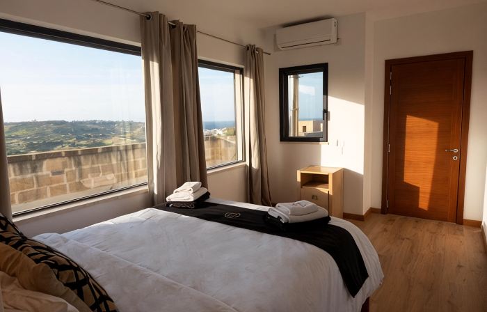 OneFifty - 4 bedrooms (sleeps 8+2 kids) Xaghra village