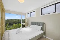 River View Oasis: Spacious 3-Bed House with Pool - บังกะโล