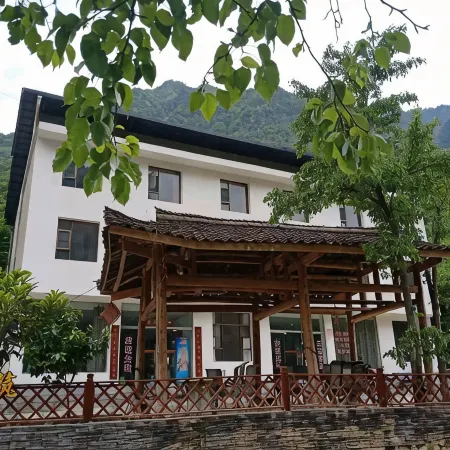 Qingchuan Yijia Xiaozhu Village Hotel