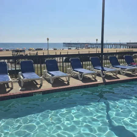 The Breakers Resort Inn Отели рядом с достопримечательностью «Пляж Кроатан-Бич»