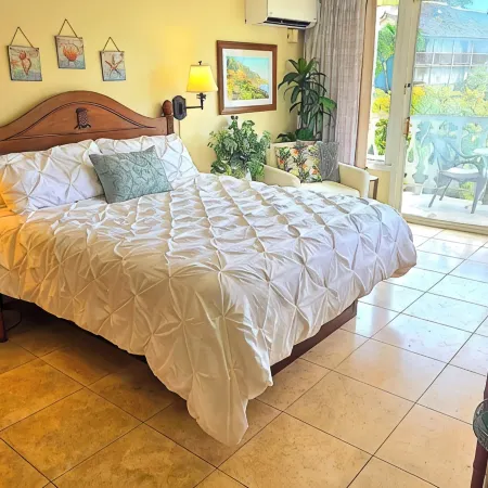 Ocean front studio condo w/views of pool, ocean & Sleeping Giant Mountain