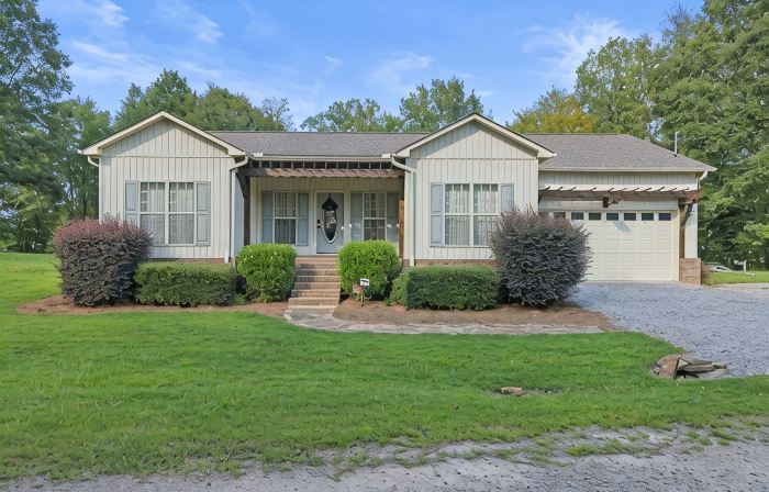 Lakefront Home on Smith Lake w/ Easy Water Access & Tritoon/Sea Doo Rental!
