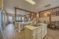 Family Friendly House!  Great Mountain Views!   Sleeps 14 - Mountain view