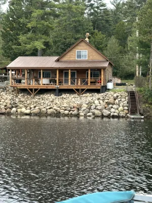 Adirondack lakeside 4 season home on Lake Algonquin with new hot tub - WiFi