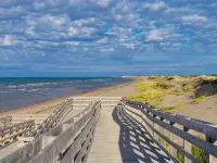 Beachside Cottage w/beach access - Aboiteau Beach Hotels in Cap-Pele