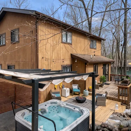 Cozy House with a Lovely Treehouse. 7-Person Hot Tub. Pet Friendly. Hiking. Lake