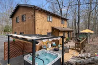 Cozy House with a Lovely Treehouse. 7-Person Hot Tub. Pet Friendly. Hiking. Lake