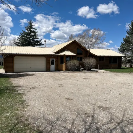 Charming 3-bedroom cabin in Victor only 25 miles from Jackson Hole, pet friendly