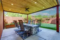 Retro Arcade Paradise! 4Br Luxury Home, Hot Tub, Sauna, Putting Green & Fire Pit - 4-Star
