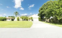 Perfect getaway at this beautifully 3-bedroom, 2-bathroom home in Palm Bay, FL. - พร้อมWifi