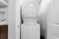 Modern & Cozy 1 Bedroom Suite in SouthWest Calgary - Free Parking + Fast Wifi - บังกะโล