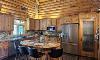 Cozy cabin with Fiber and AC in peaceful Vernal