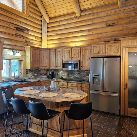 Cozy cabin with Fiber and AC in peaceful Vernal