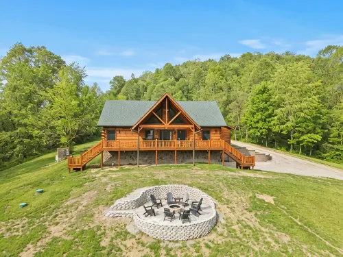Charming 5-bedroom Cabin with Movie Theater, Hot Tub, and WiFi - Hot Tub