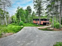 Near Pictured Rocks and trails, on the AuTrain River, has private hot tub - 무료 와이파이