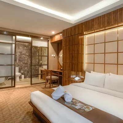 Royal Regantris Cendana Hotel dekat Stasiun Kereta Gubeng